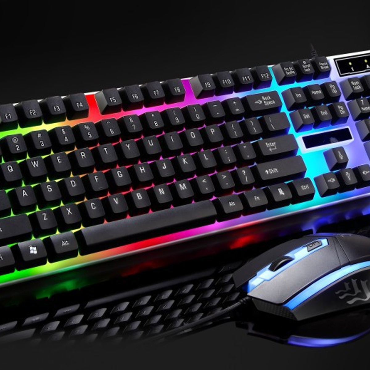 Eine farbenfrohe Gaming-Tastatur und -Maus. Die Tastatur ist mit mehreren Farben beleuchtet.
