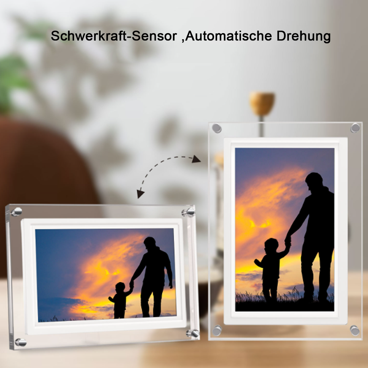 Bilderrahmen mit einem Bild einer Person, die ein Kind im Sonnenuntergang hält.