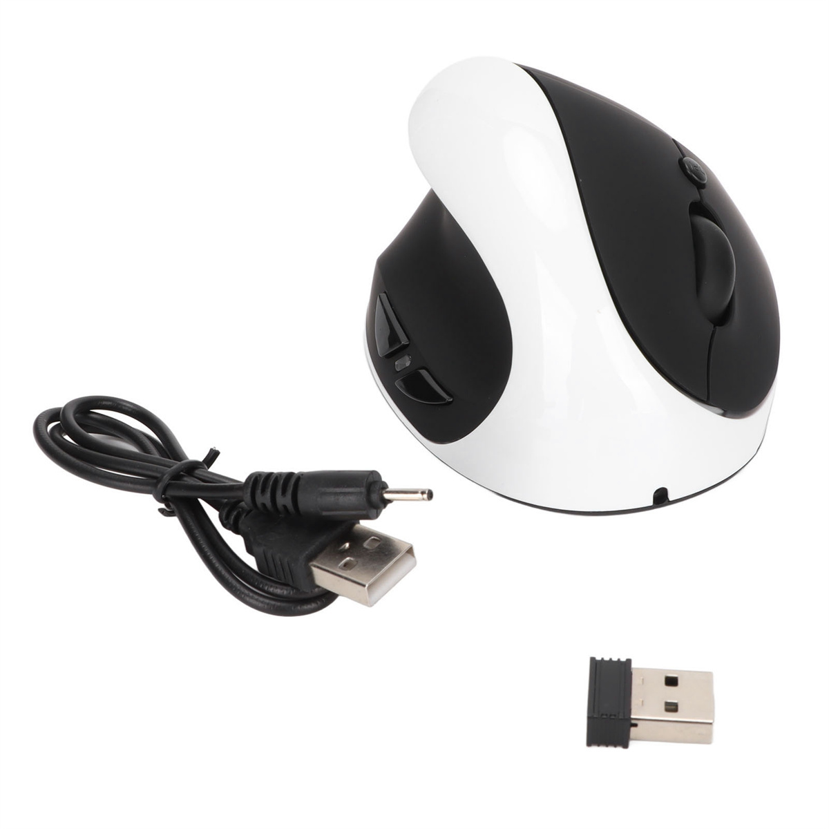 Vertikale ergonomische Maus mit USB-Kabel und kleinem USB-Empfänger, alles auf weißem Hintergrund.