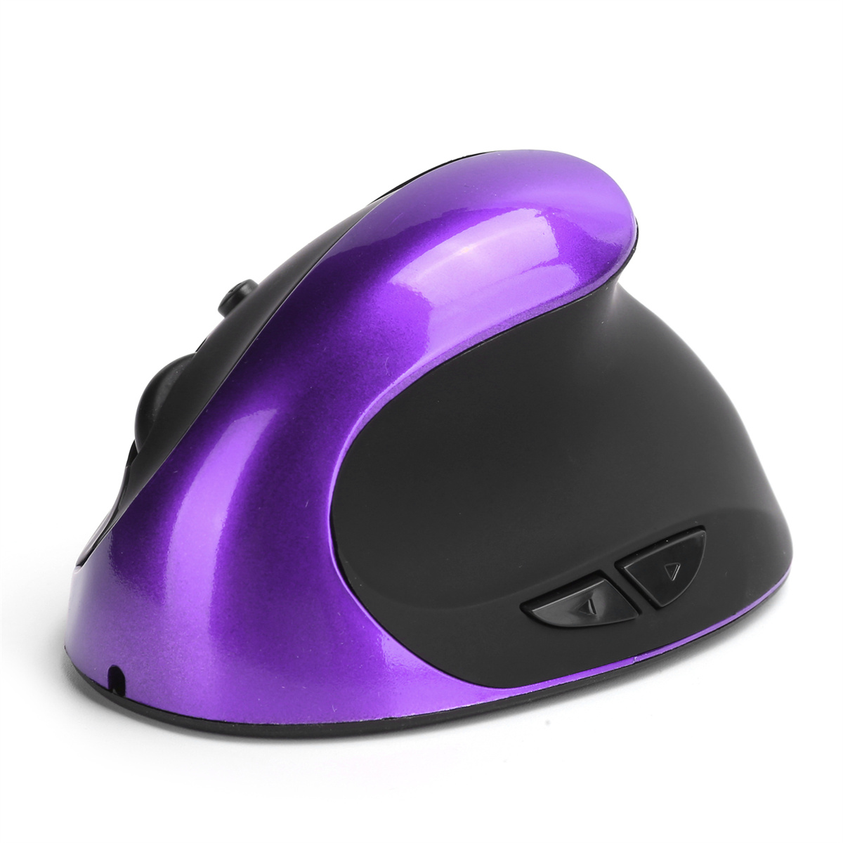 Lila und schwarze ergonomische Maus mit Knöpfen an der Seite, weißer Hintergrund.
