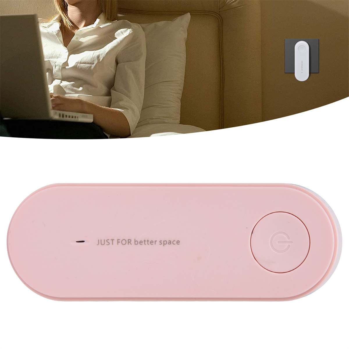 Ein rosa Gerät auf einem Tisch, mit dem Text 'JUST FOR better space'. Eine Frau, die einen Laptop benutzt, ist im Hintergrund.