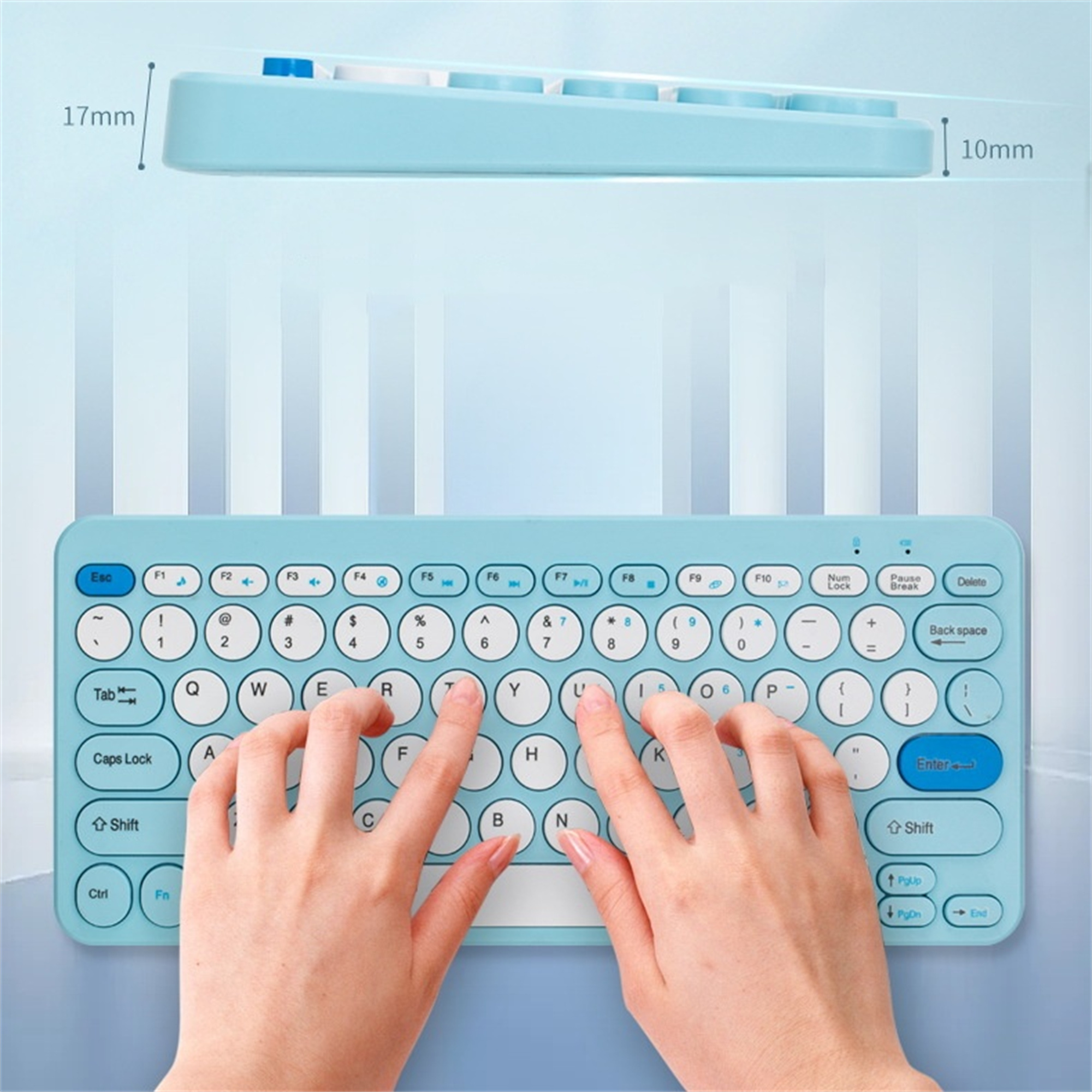 Blaue Tastatur mit weißen Tasten, zwei Hände tippen und Abmessungen angezeigt.