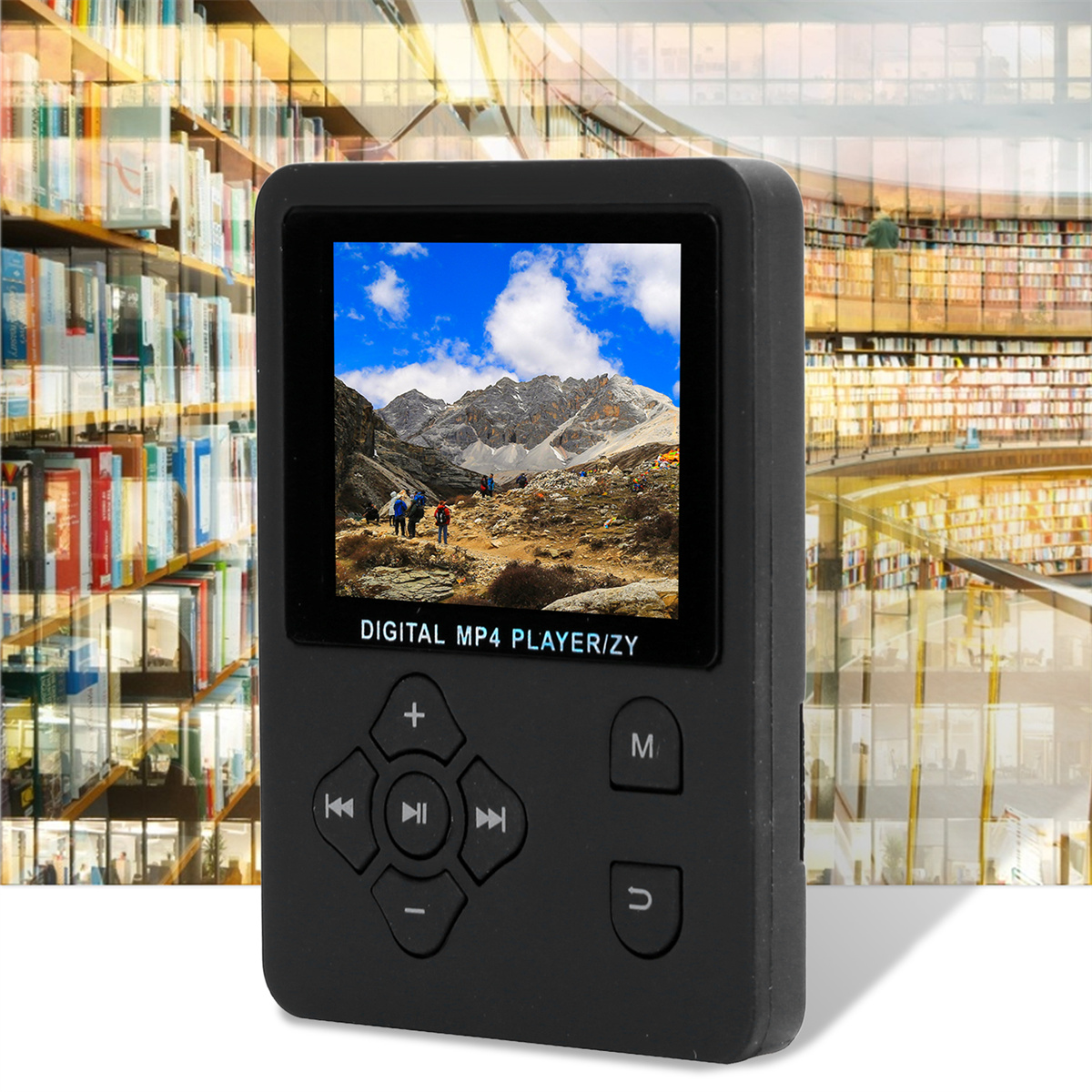 Schwarzer digitaler MP4-Player mit Berglandschaft, Knöpfen und Bücherregal im Hintergrund.