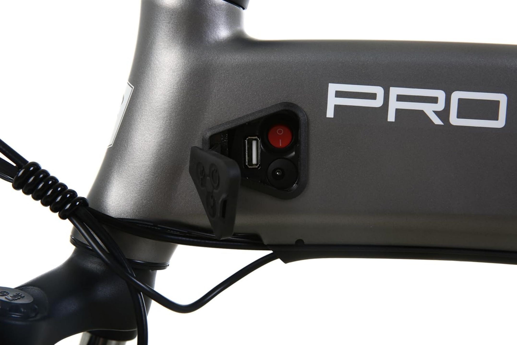 Primo piano dell'area della porta di ricarica di una e-bike, con porta USB e pulsante di accensione.