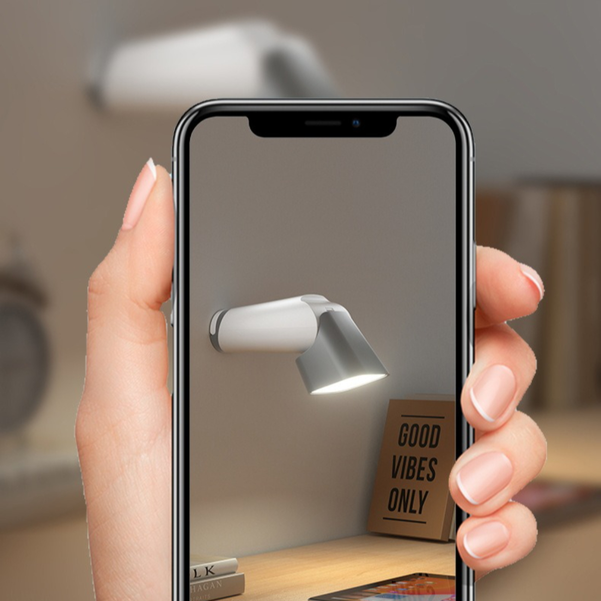 Eine Hand, die ein Telefon hält, zeigt eine Wandlampe an einer Wand, mit einem Buch und einer Botschaft.