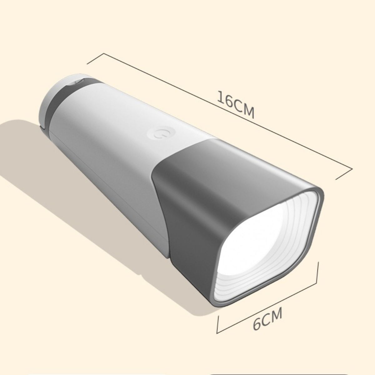 Eine grau-weiße Taschenlampe mit den Maßen 16 cm und 6 cm. Weißer Hintergrund.