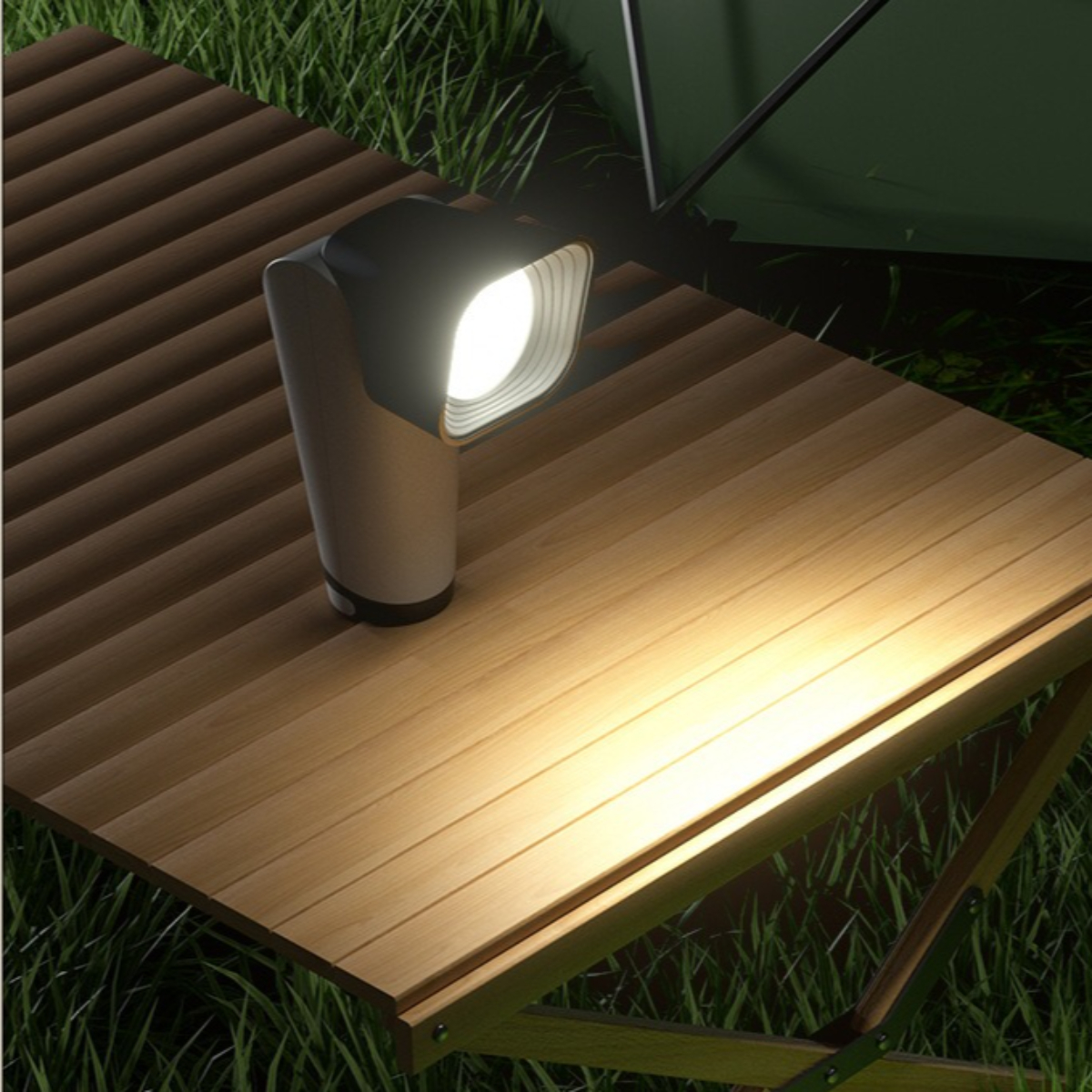 Eine tragbare Campinglampe auf einem Holztisch, mit einem Lichtstrahl auf dem Tisch.