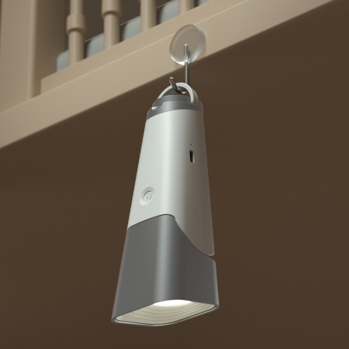 Eine weiß-graue Taschenlampe hängt an einem Haken. Der Hintergrund ist eine Holzbalustrade.