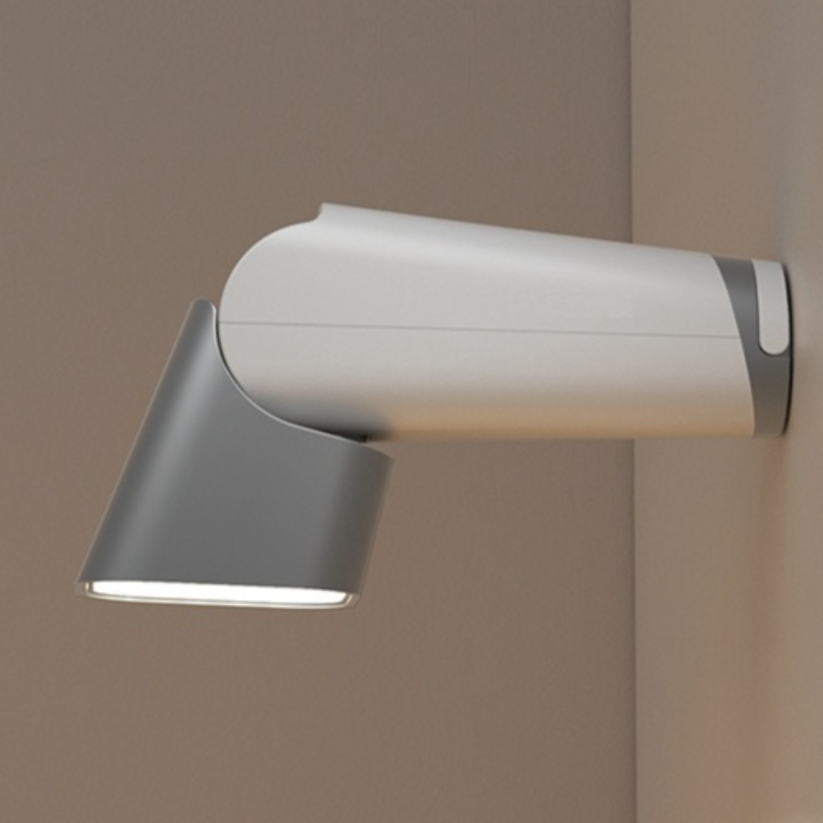 Eine moderne, weiß-graue Wandleuchte, die Licht auf eine hellbraune Wand wirft.