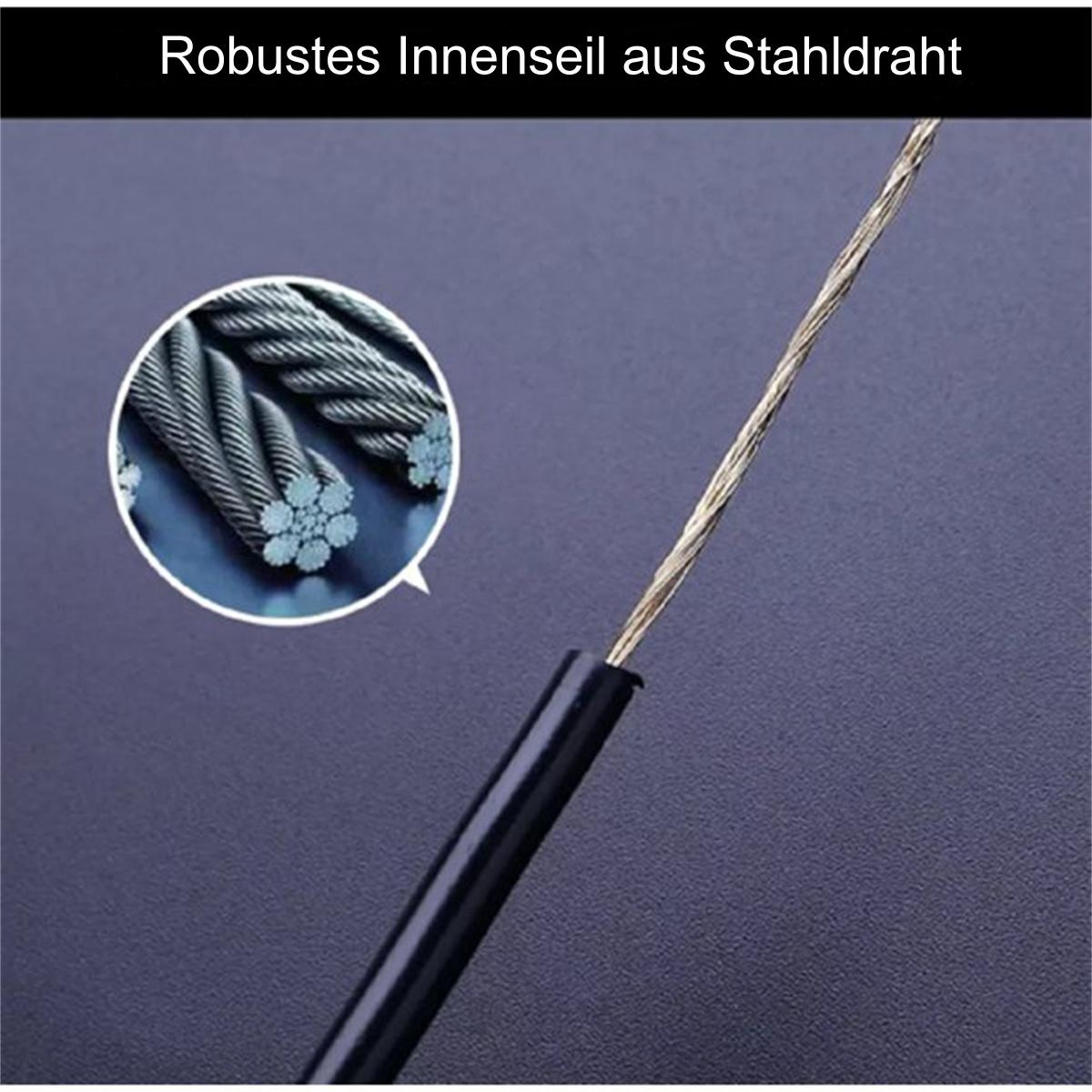 Nahaufnahme eines Stahldrahtseils in einem schwarzen Schlauch, mit Detailvergrößerung. Dunkelblauer Hintergrund.