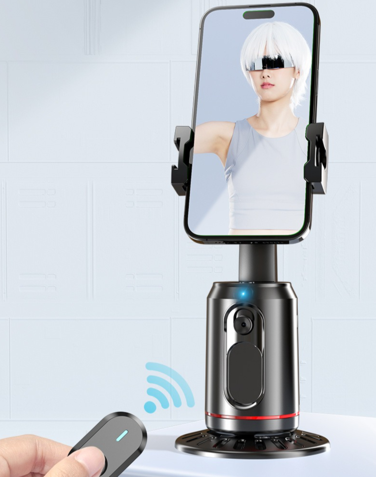 Smartphone auf einem rotierenden Ständer mit Fernbedienung. Eine Person ist auf dem Bildschirm zu sehen.