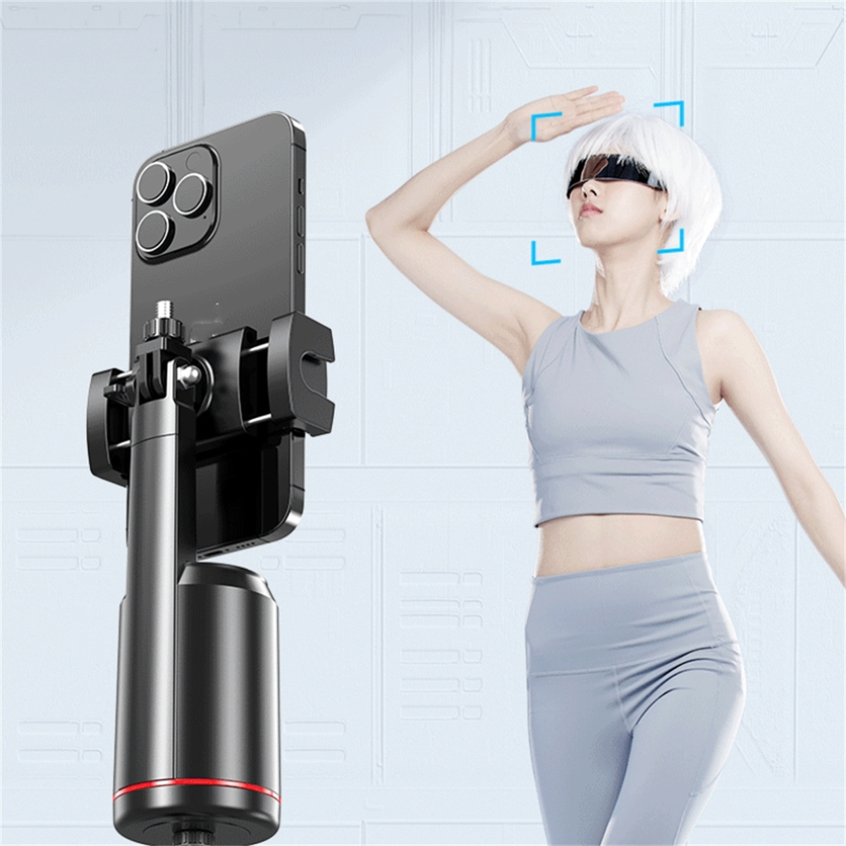 Eine Person posiert für ein Selfie mit einem Telefon, das an einem Selfie-Stick befestigt ist.