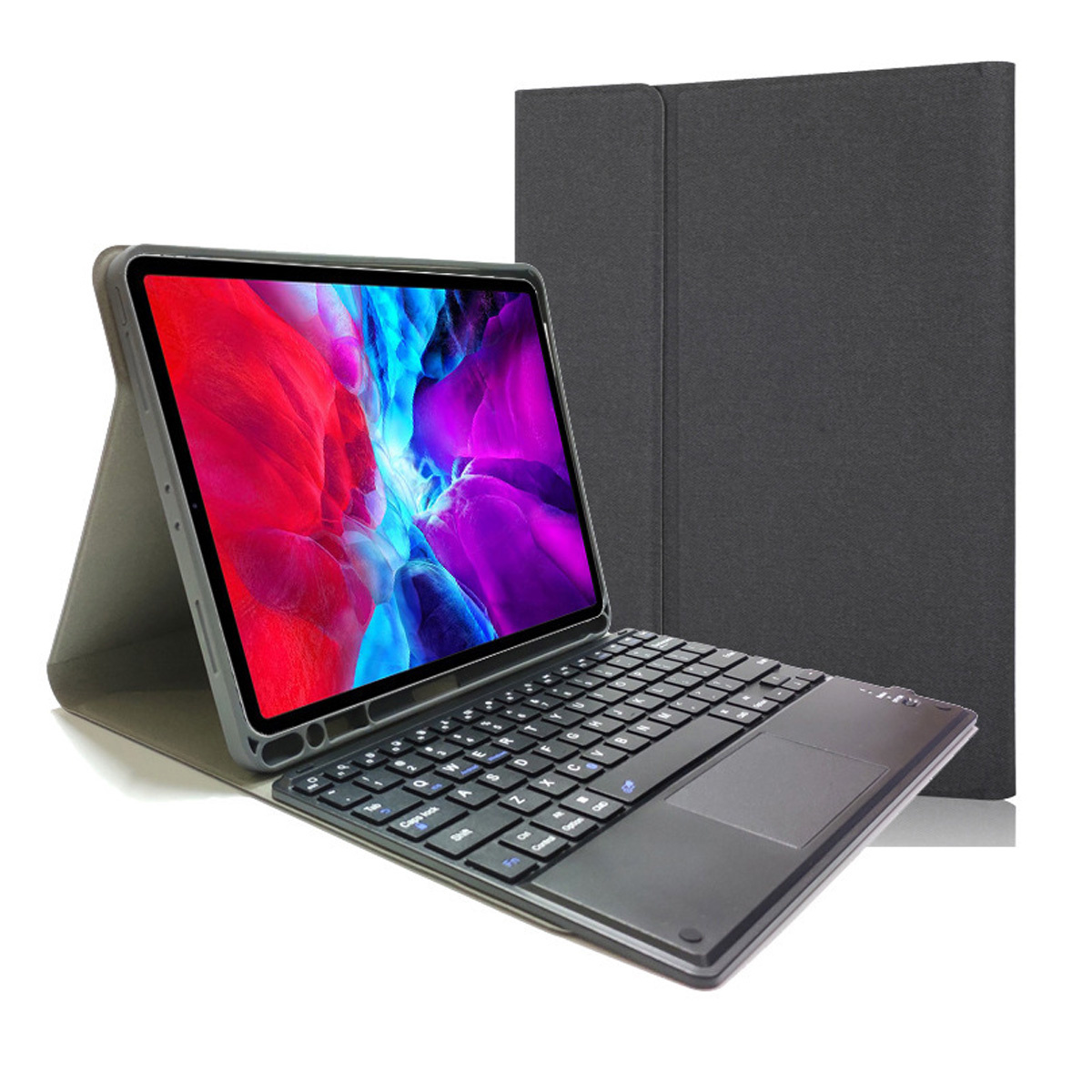 Tablet mit Tastaturhülle, offen auf einem Schreibtisch. Hinter dem Tablet befindet sich eine dunkelgraue Hülle.