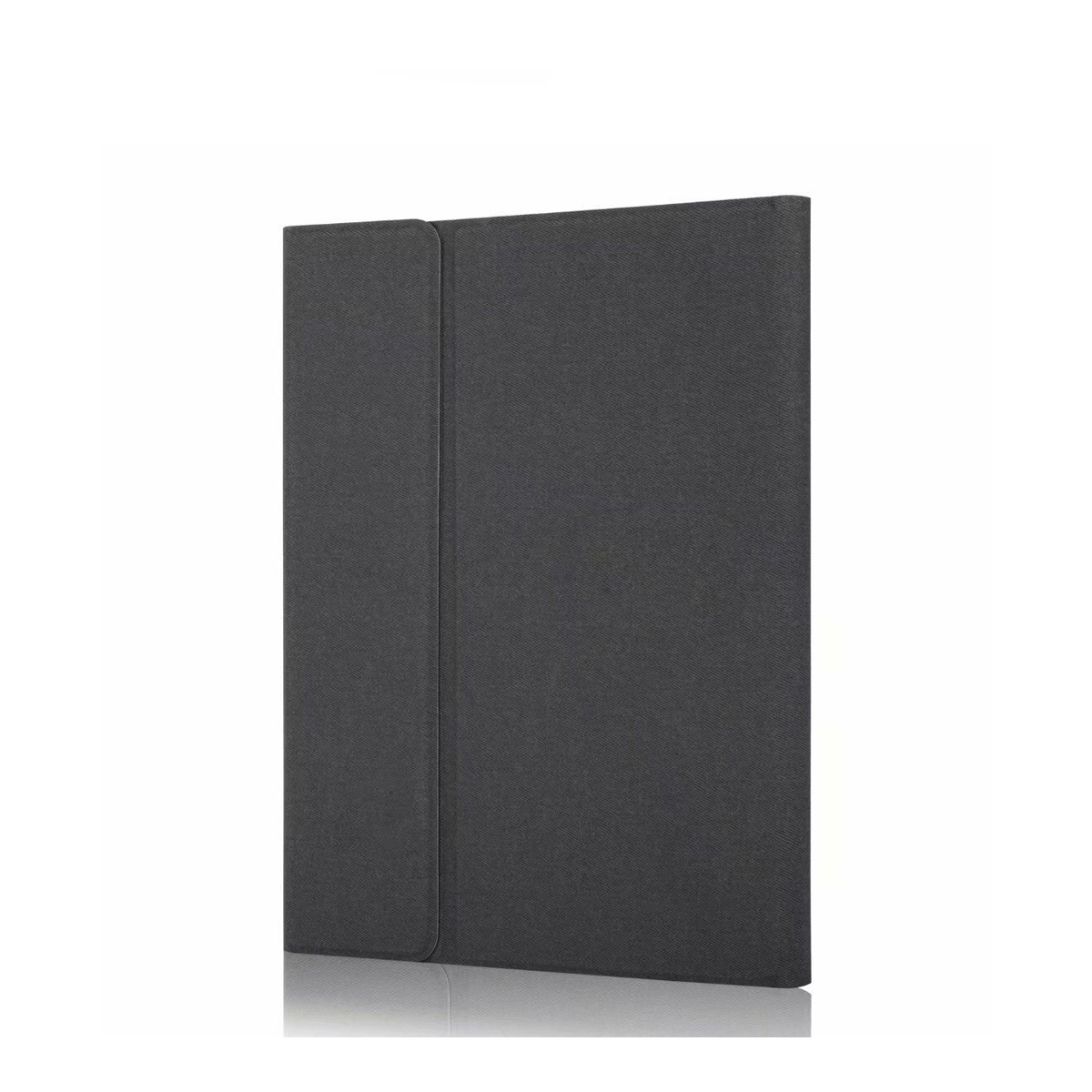Schwarze Tablettasche, die aufrecht steht. Die Tasche ist geschlossen und hat ein einfaches, rechteckiges Design.