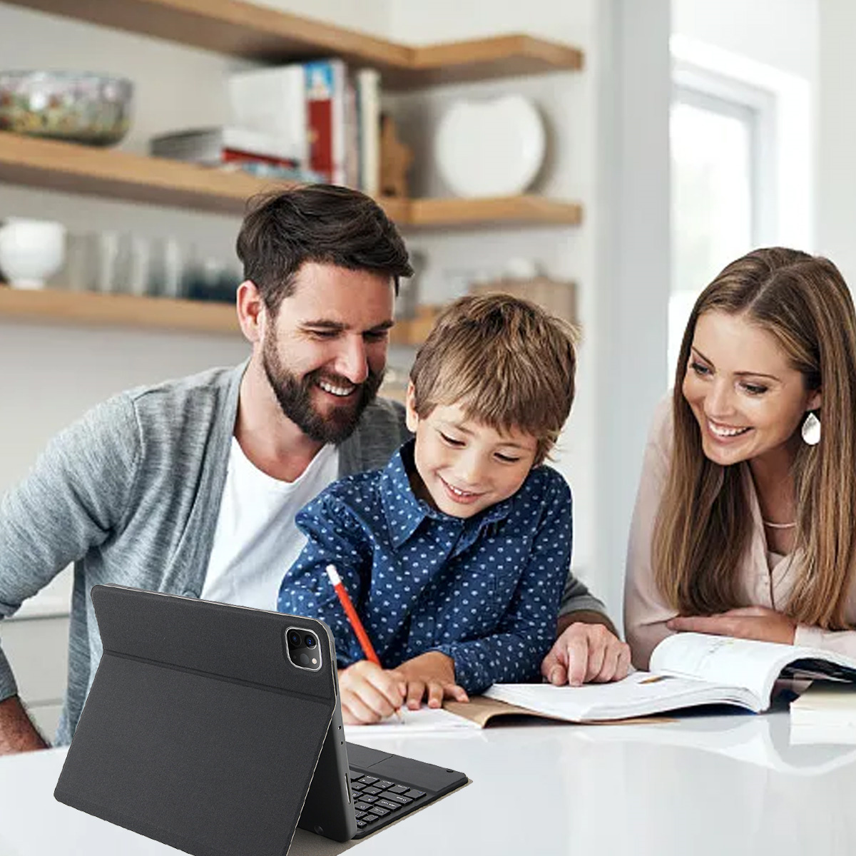 Familie am Tisch. Vater, Sohn und Mutter. Sohn schreibt. Laptop mit Tastatur im Vordergrund.