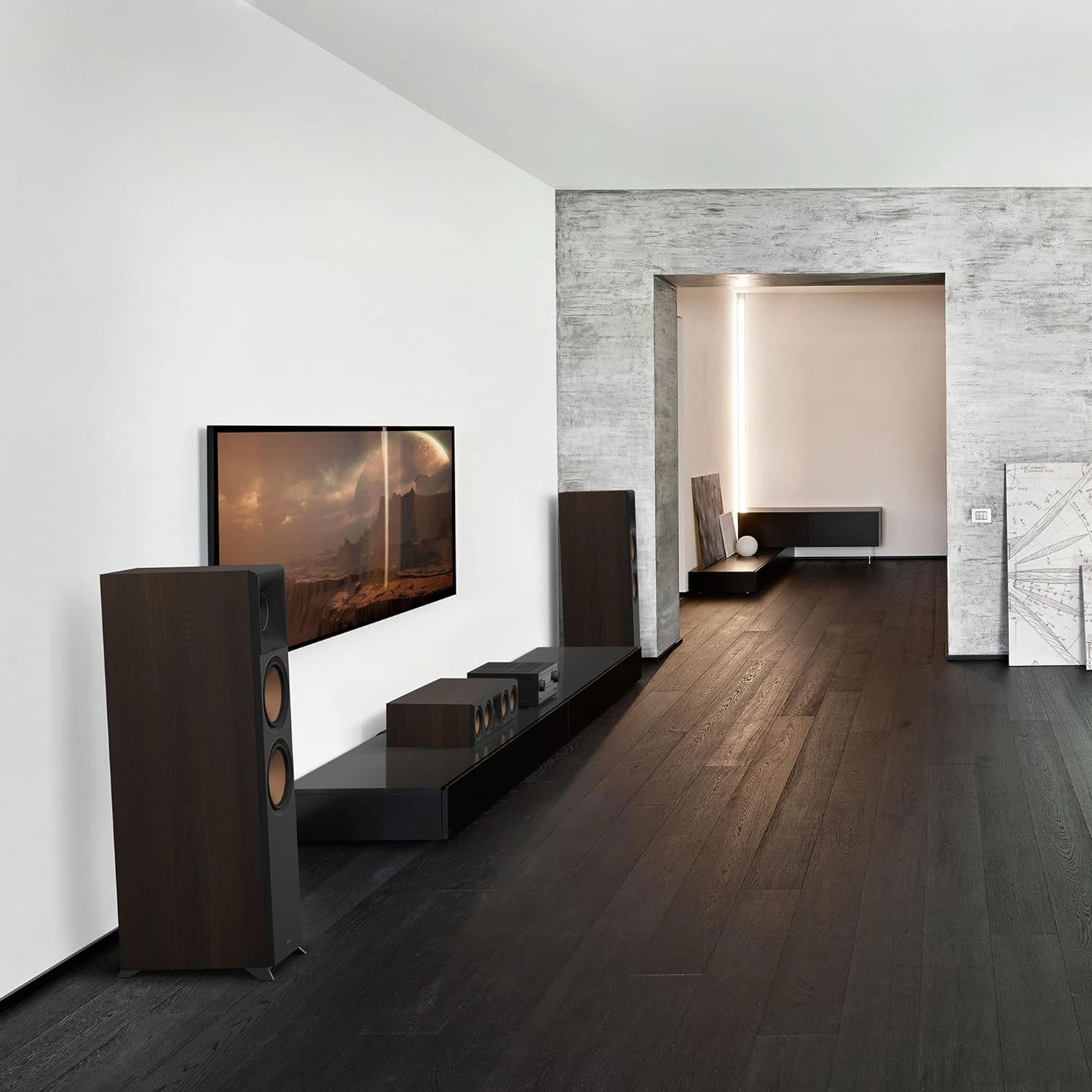 Modernes Wohnzimmer mit dunklen Holzböden, einem Fernseher und zwei Lautsprechern. Neutrale Farben, minimalistische Möbel.