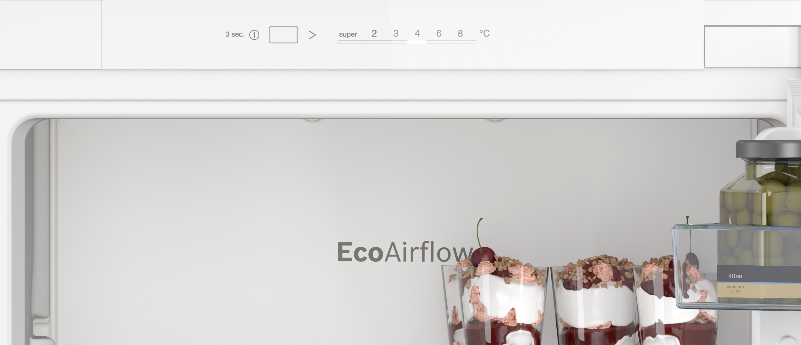 Intérieur du réfrigérateur avec des desserts dans des verres et un bocal de cornichons. Logo EcoAirflow visible.