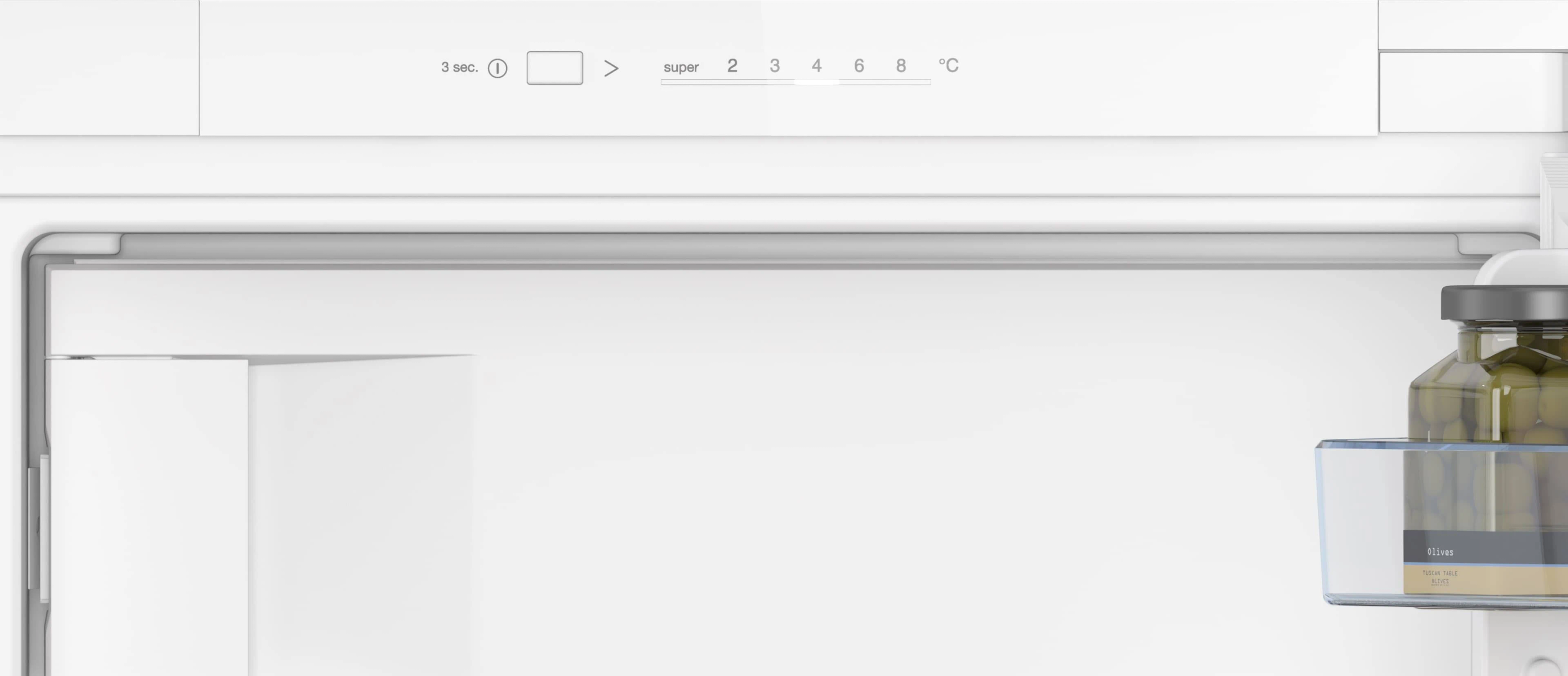 Wnętrze lodówki, z przezroczystym pojemnikiem z oliwkami i ustawieniami temperatury.
