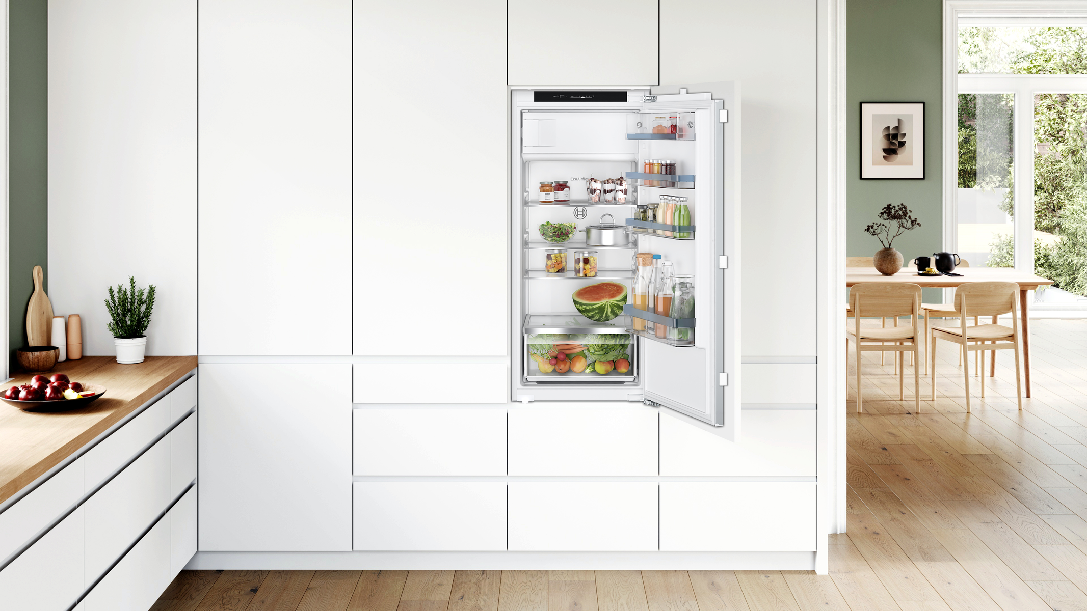 Un frigorifero con la porta aperta, che rivela l'interno pieno di generi alimentari.