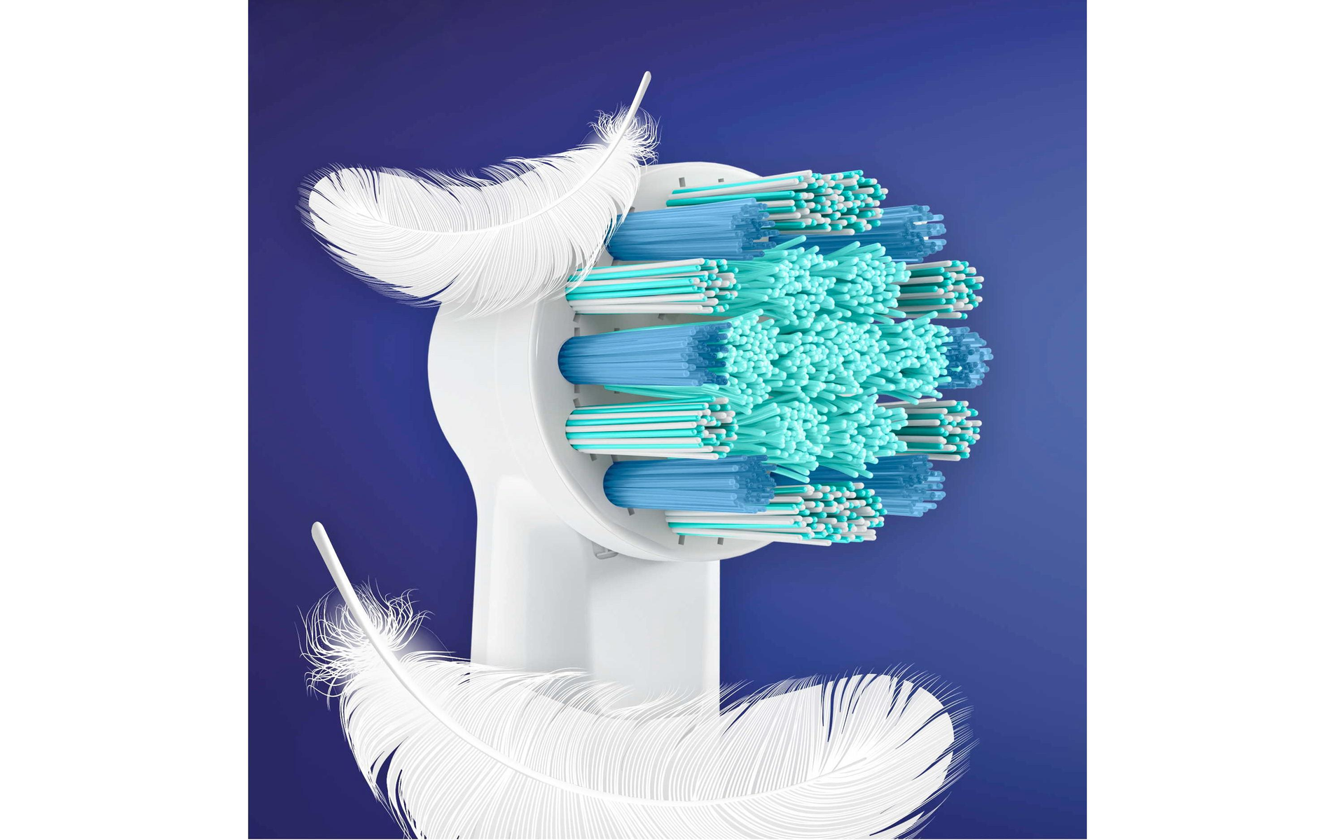 Zbliżenie na główkę szczoteczki do zębów z niebieskim i zielonym włosiem oraz białymi piórami.