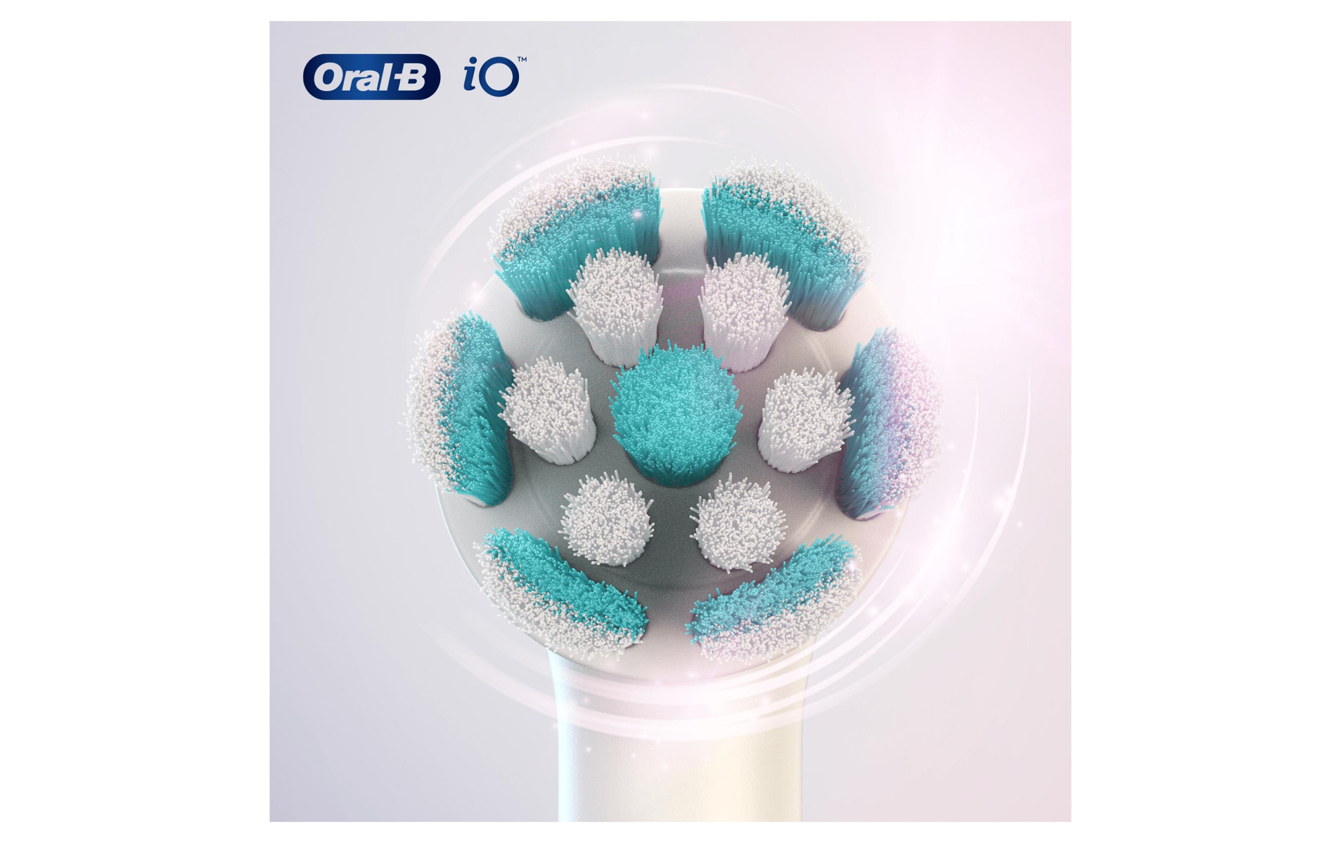Zbliżenie główki szczoteczki do zębów Oral-B iO z włosiem w różnych kolorach, białym i niebieskim. Logo jest w rogu.