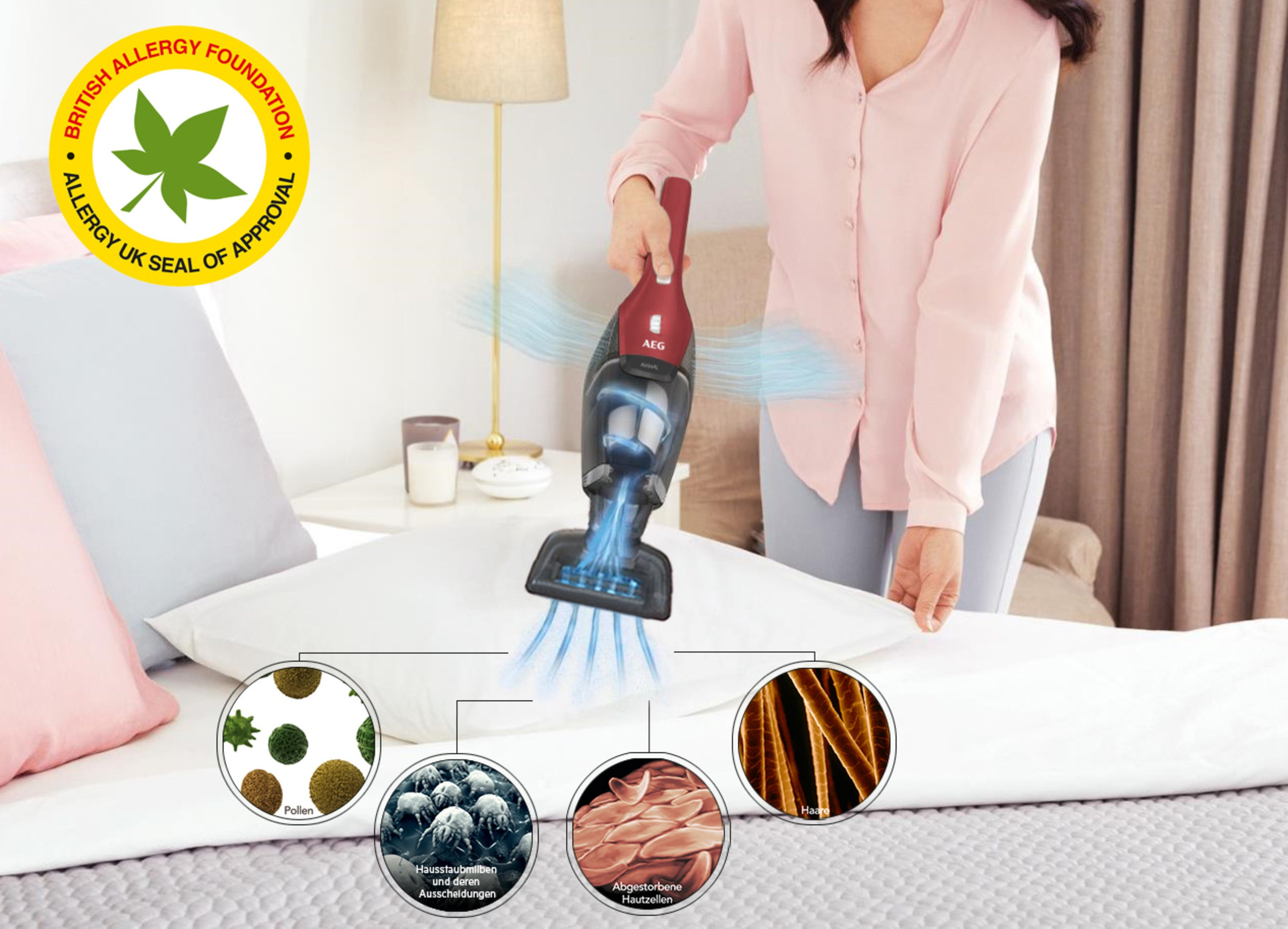 Mujer aspirando la cama con una aspiradora inalámbrica. Logotipo de Allergy UK e imágenes de alérgenos.