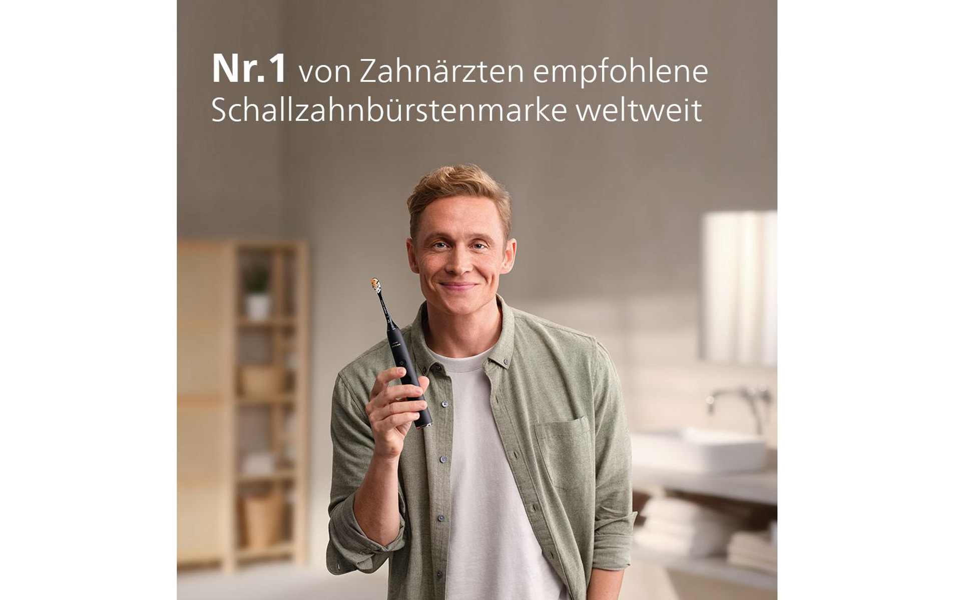 Man met elektrische tandenborstel, lachend. Tekst: Topmerk aanbevolen door tandartsen.