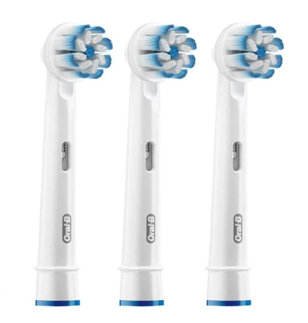 Trzy białe końcówki szczoteczki do zębów Oral-B. Mają niebieskie włosie. Białe tło.