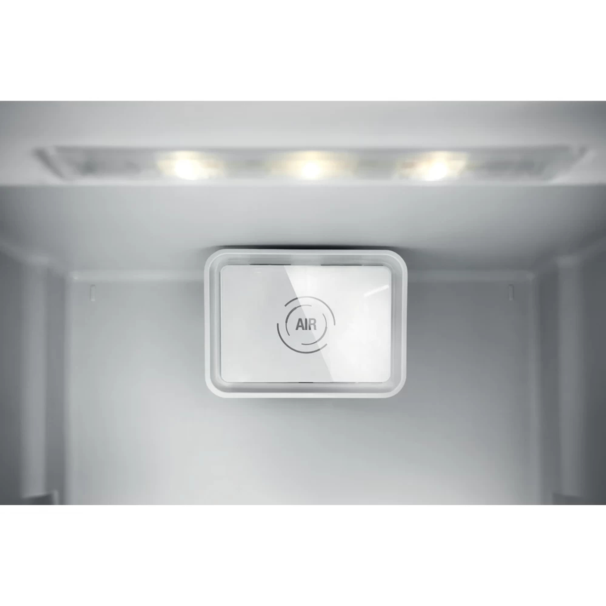 Dentro de un refrigerador blanco. Hay una caja blanca que dice 'AIR'.