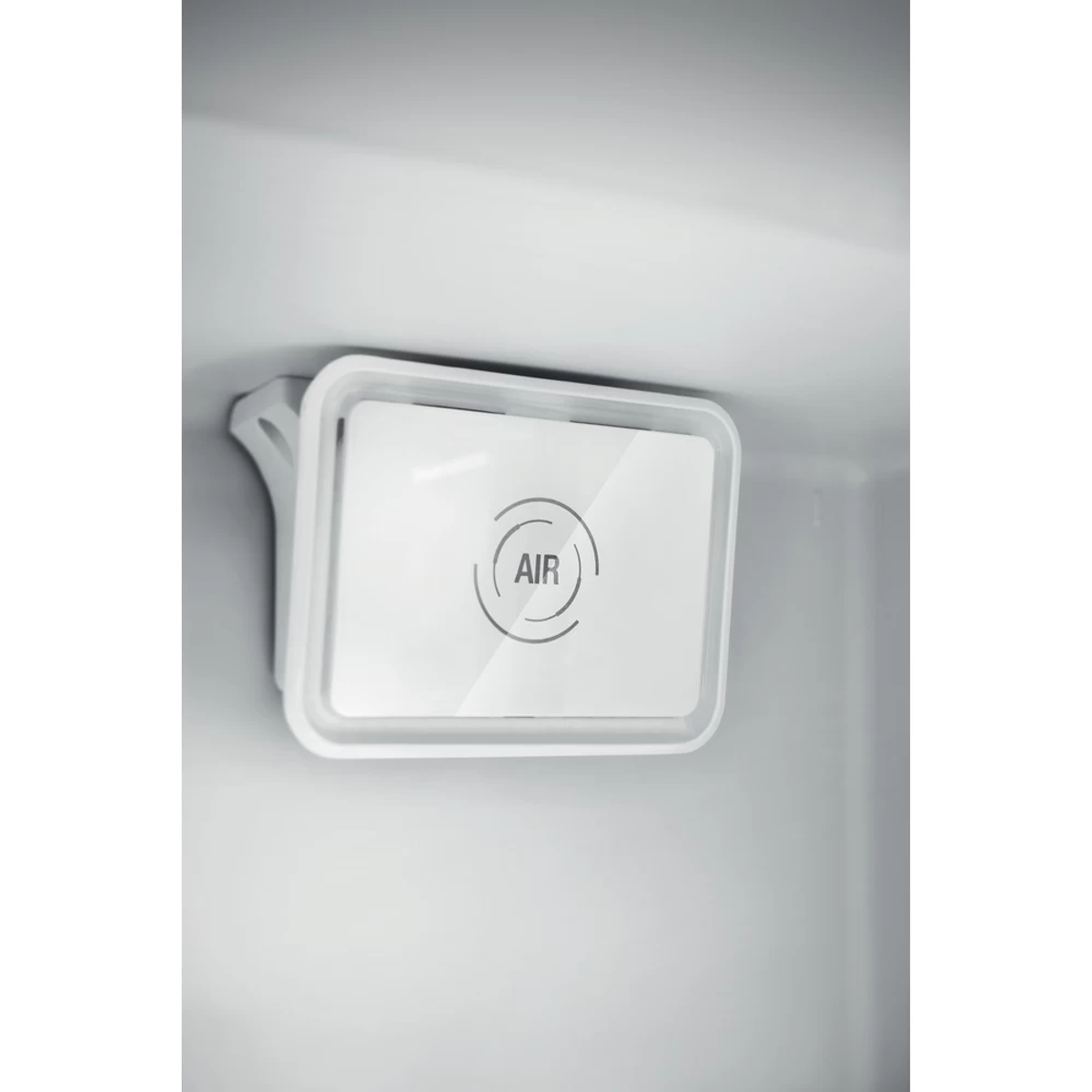 Electrodoméstico blanco con texto 'AIR'. Está dentro de un área blanca.