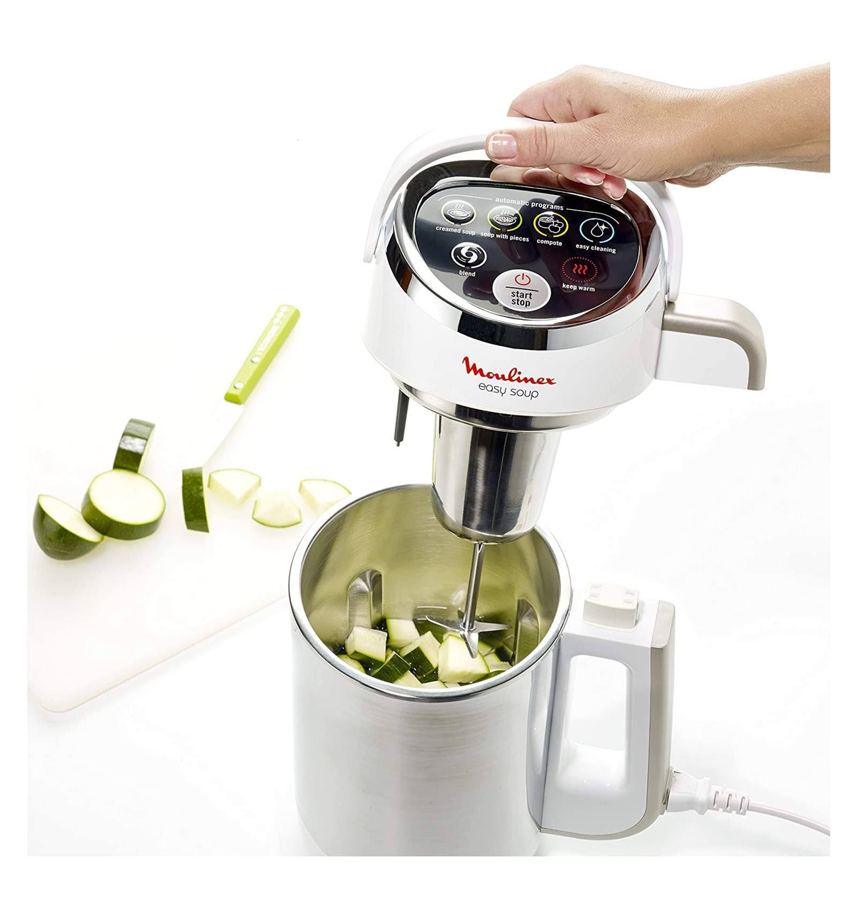 Persona che utilizza una macchina Moulinex Easy Soup per preparare la zuppa.