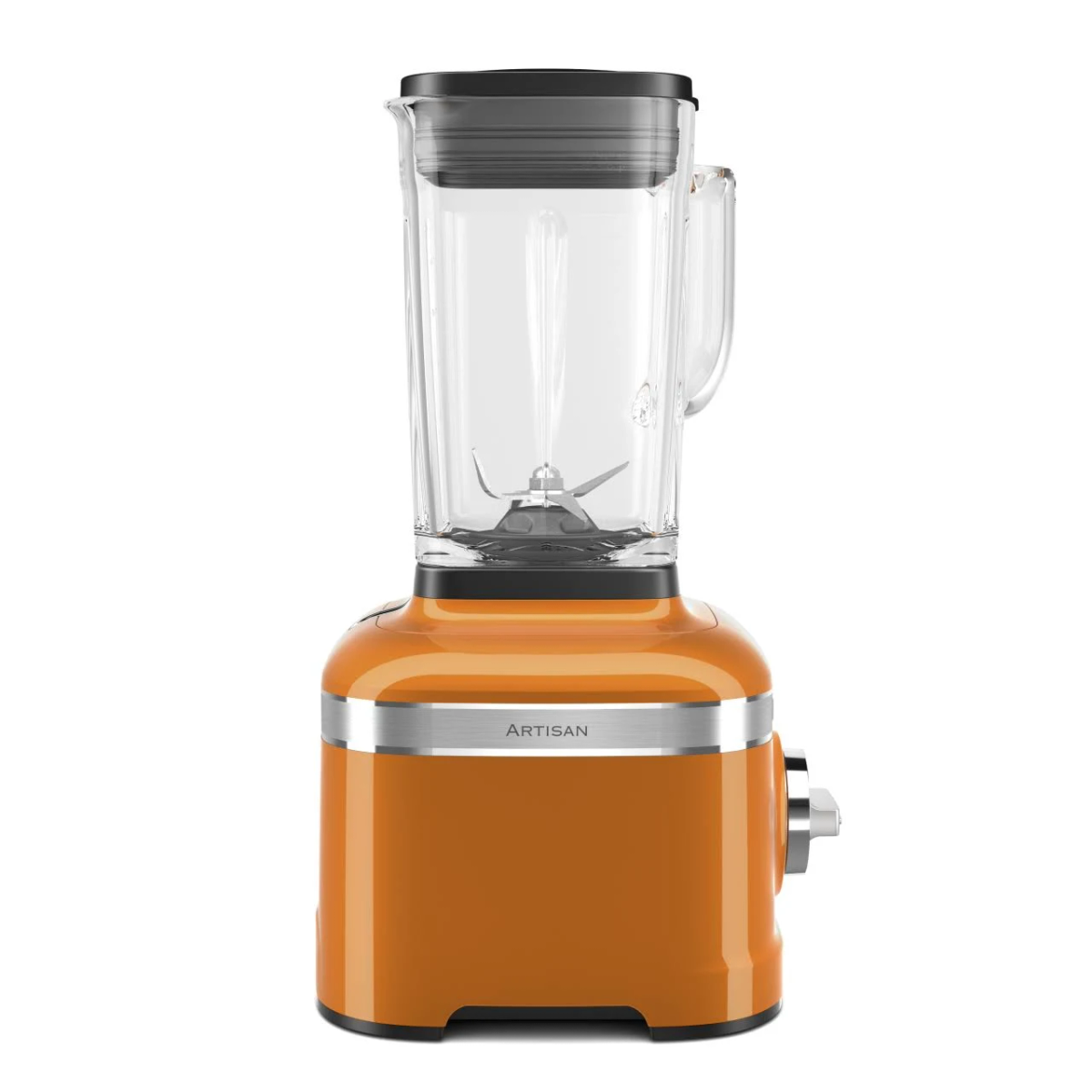Beyaz zemin üzerinde gümüş detaylı turuncu KitchenAid blender. Yakın çekim.