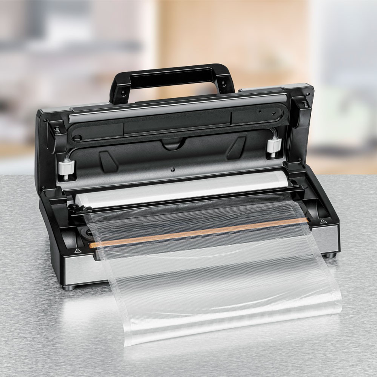 Zgrzewarka próżniowa z plastikową torbą gotową do zgrzewania.