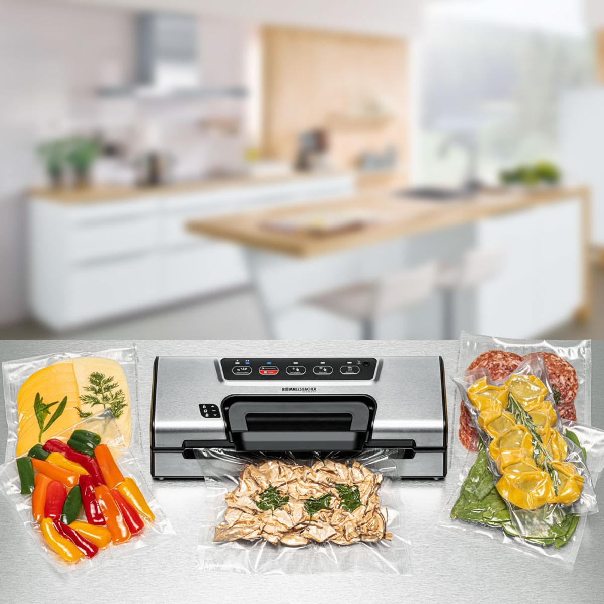 Zgrzewarka próżniowa z zapieczętowanymi torbami, kuchnia w tle.