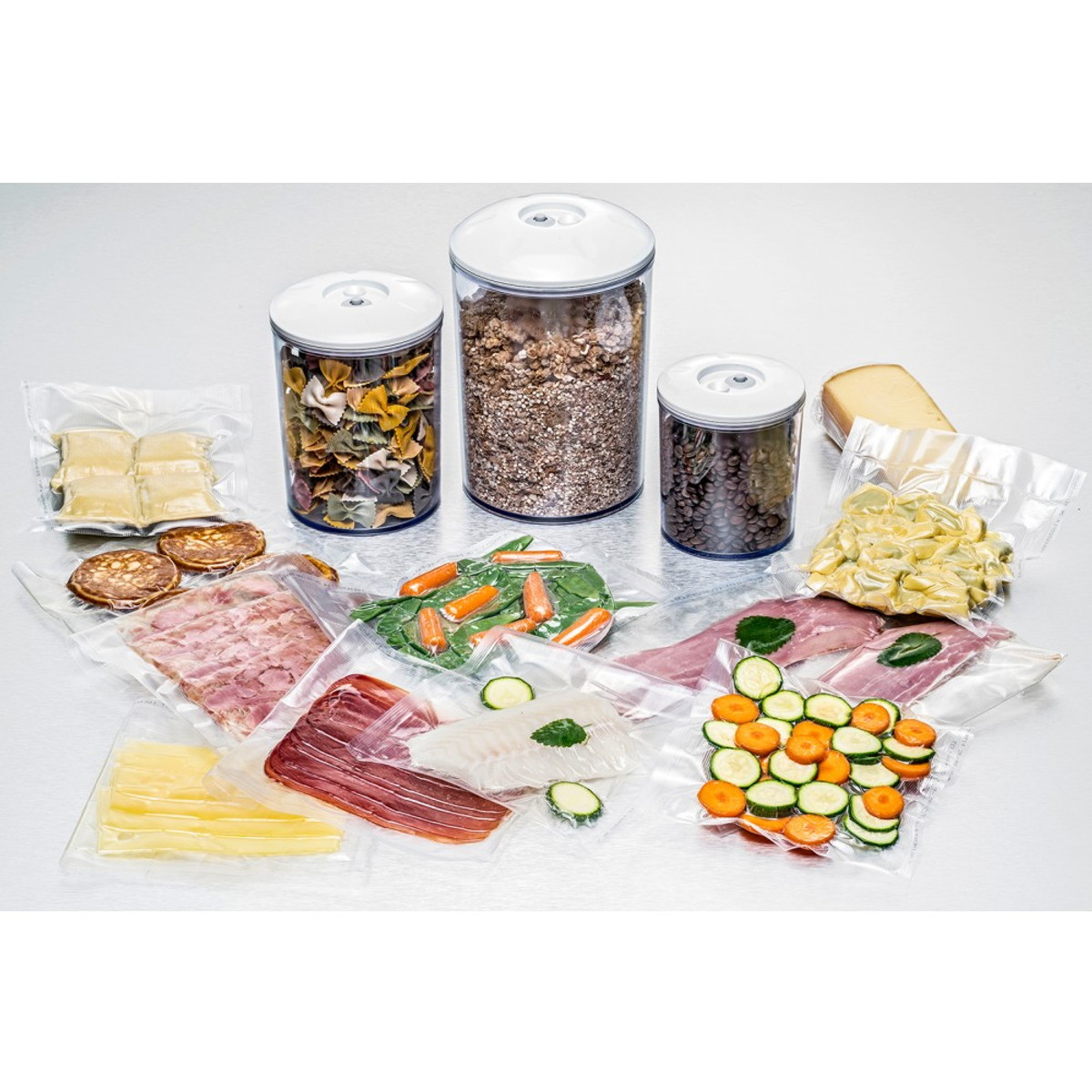 Kilka produktów spożywczych pakowanych próżniowo w przezroczyste plastikowe torby.