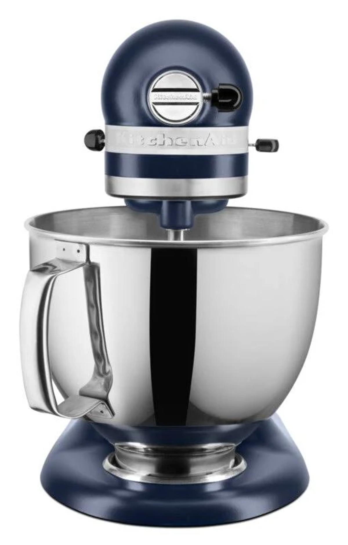 Ein blauer Küchenmixer mit einer silbernen Schüssel auf weißem Hintergrund.