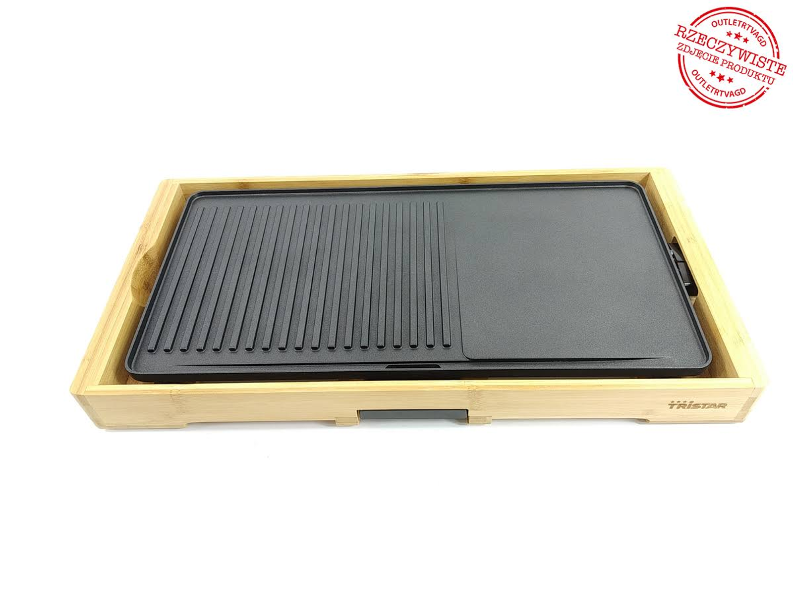 Una piccola griglia elettrica con una superficie di cottura nera viene esposta su una base di legno chiaro.