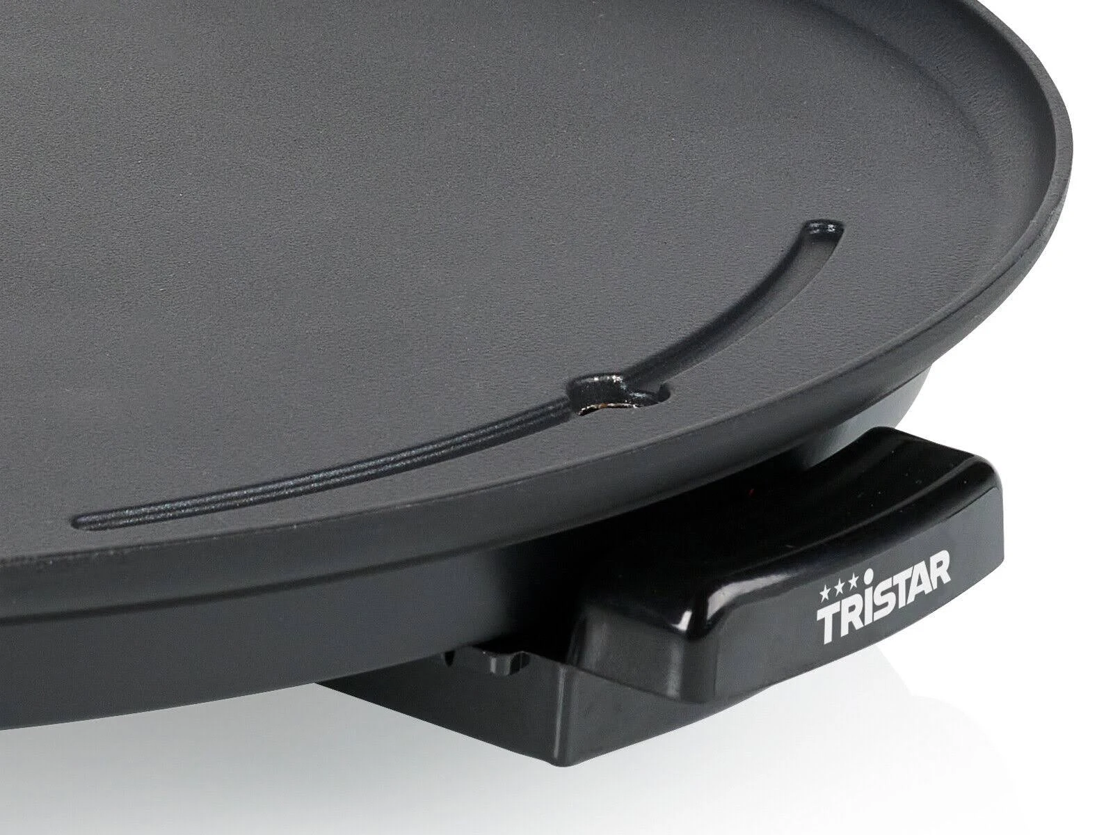 Szczegół czarnej patelni elektrycznej, logo Tristar, białe tło.