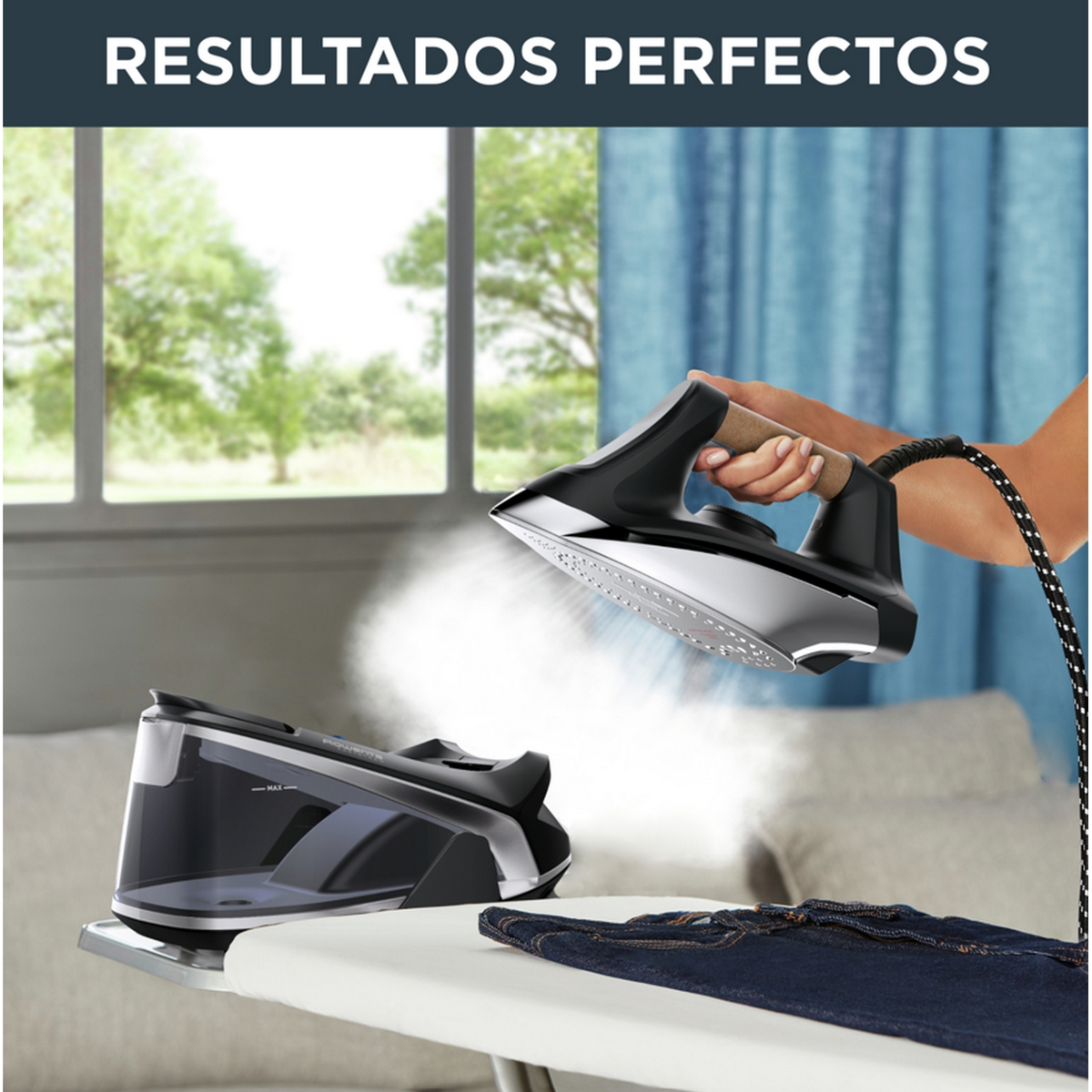 Una mujer planchando jeans con una plancha, con la base de la plancha al lado.
