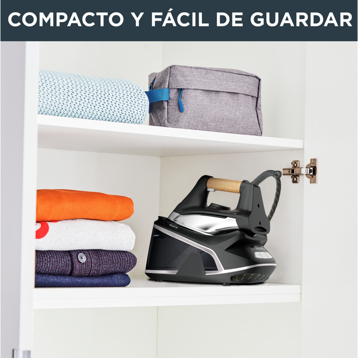 Plancha y ropa en un armario, con texto 'COMPACTO Y FÁCIL DE GUARDAR'.