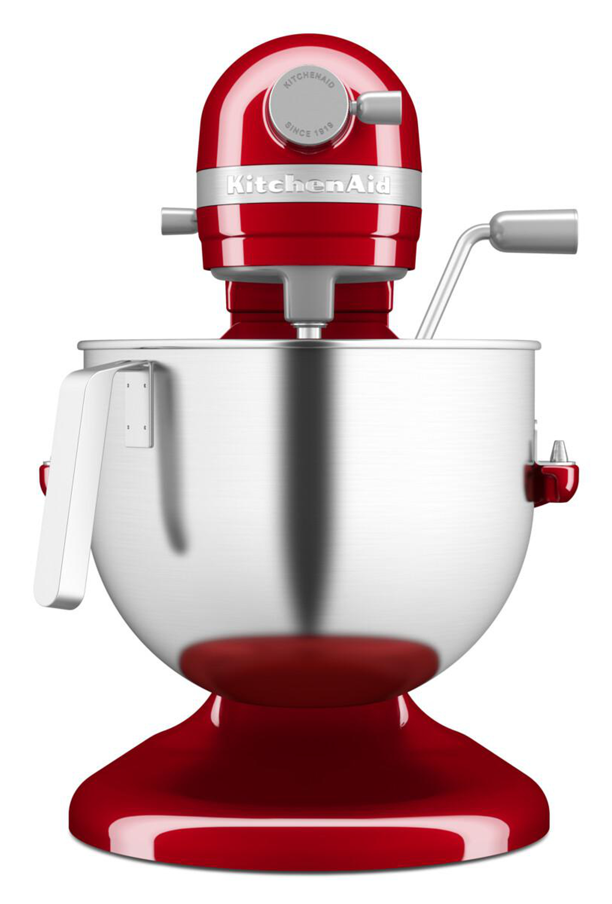 Kırmızı bir KitchenAid mikser, önden görünüm. Beyaz bir yüzey üzerinde duruyor.