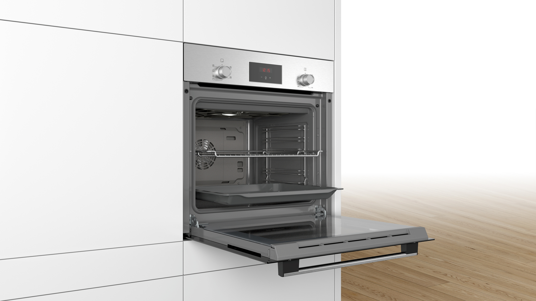 Horno empotrado abierto. El horno es de acero inoxidable y tiene rejillas dentro. La puerta abierta, fondo blanco.