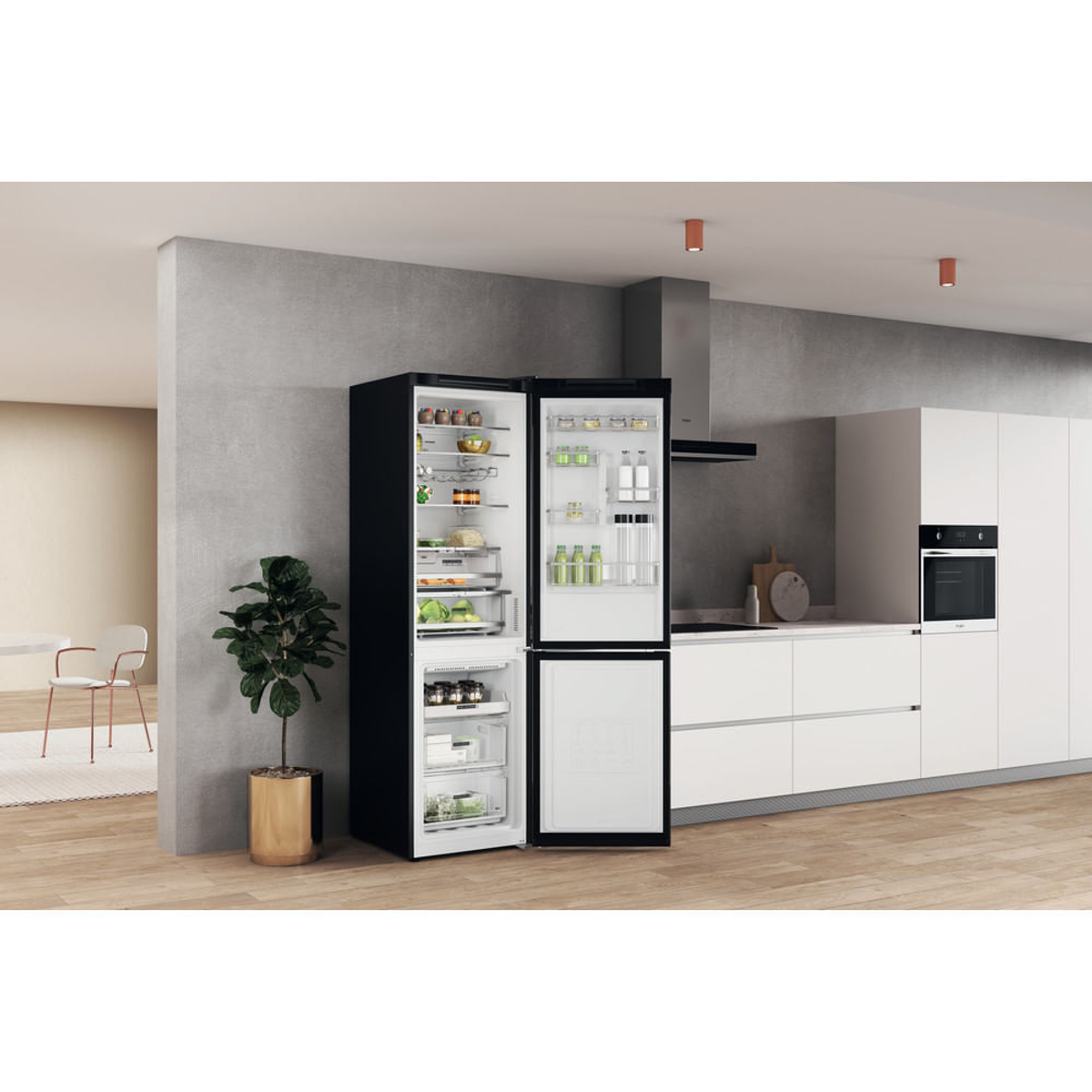 Un refrigerador negro con las puertas abiertas, que revela estantes con comida, en una cocina moderna.