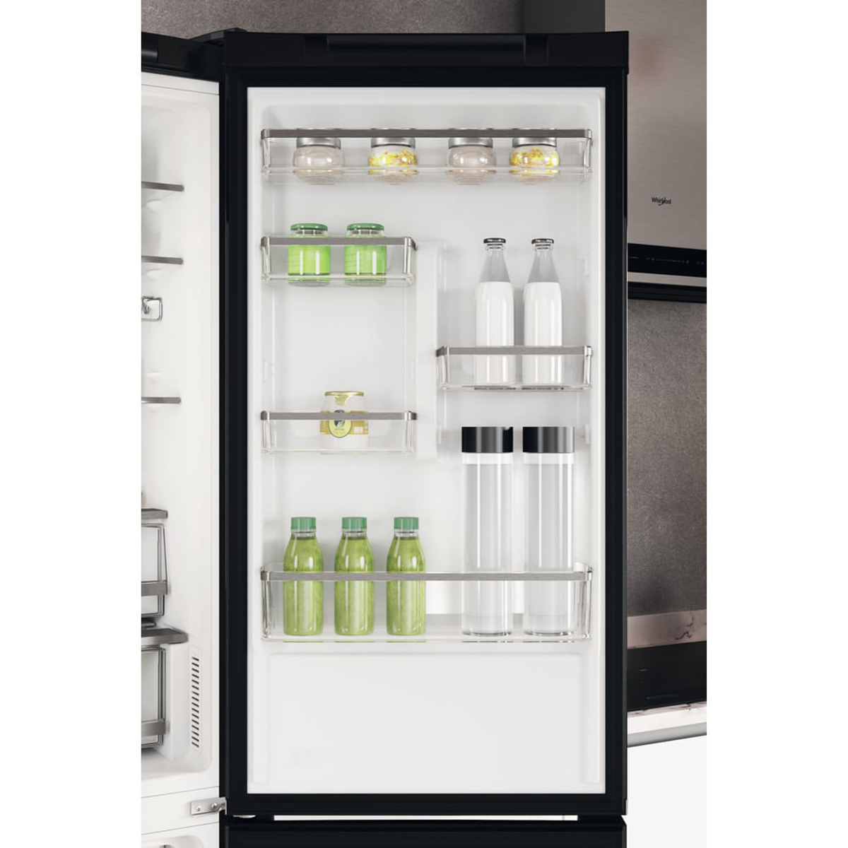 Interior de refrigerador con estantes de alimentos, incluyendo frascos, botellas y recipientes.