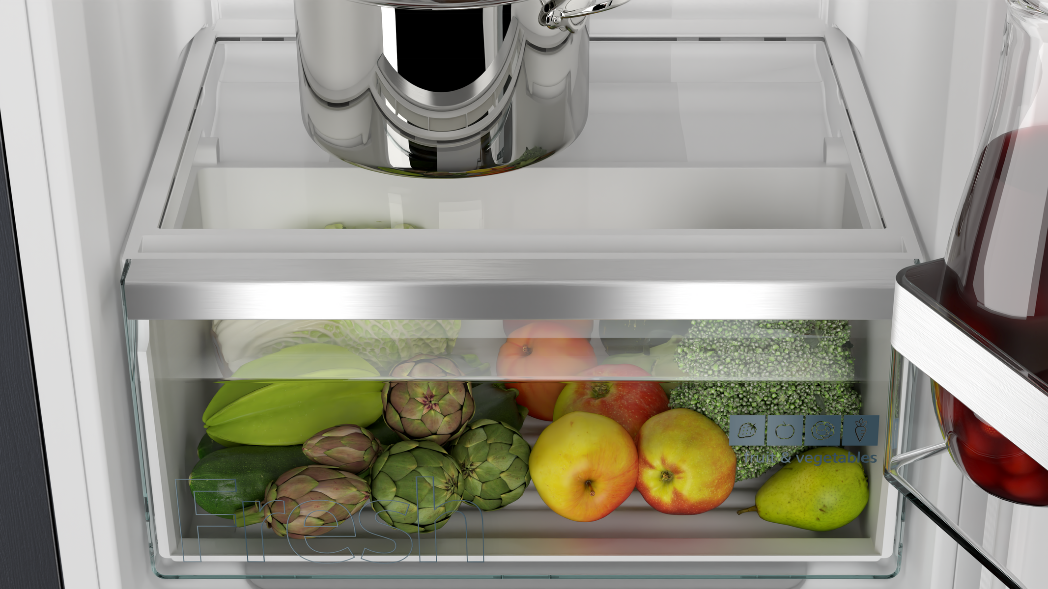 Kühlschublade mit Gemüse: Zucchini, Äpfel, Artischocken und Birnen.