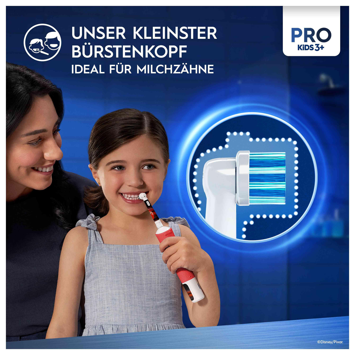 Mutter und Mädchen lächeln mit einer elektrischen Zahnbürste.