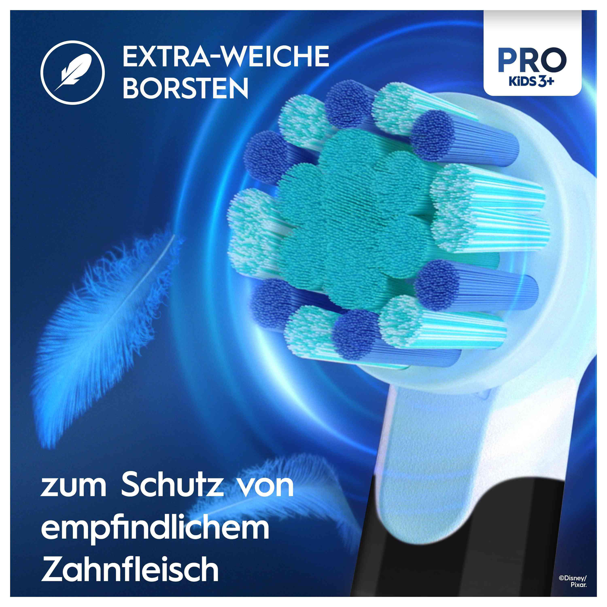 Nahaufnahme eines Zahnbürstenkopfes mit blauen und türkisfarbenen Borsten.
