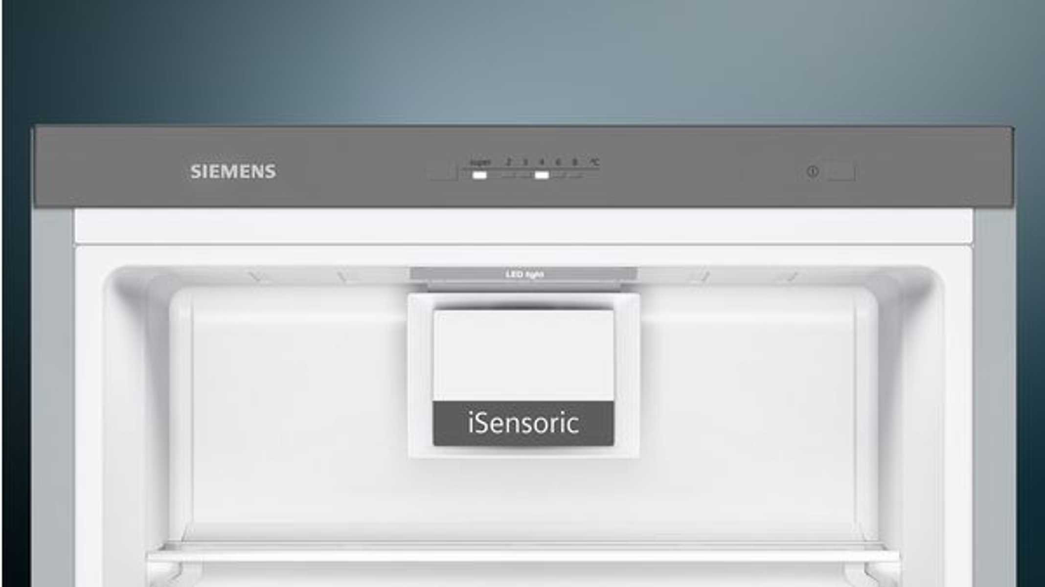 Interior de frigorífico abierto con marca Siemens. Muestra estantes y tecnología iSensoric.