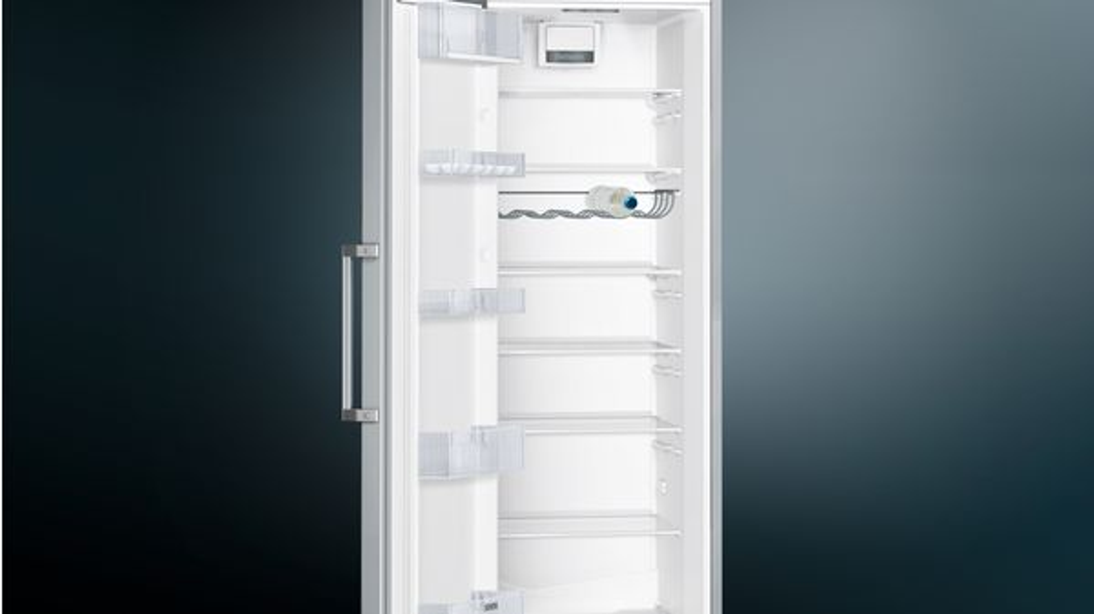 Un refrigerador blanco vacío y abierto con estantes, cajones y una puerta.