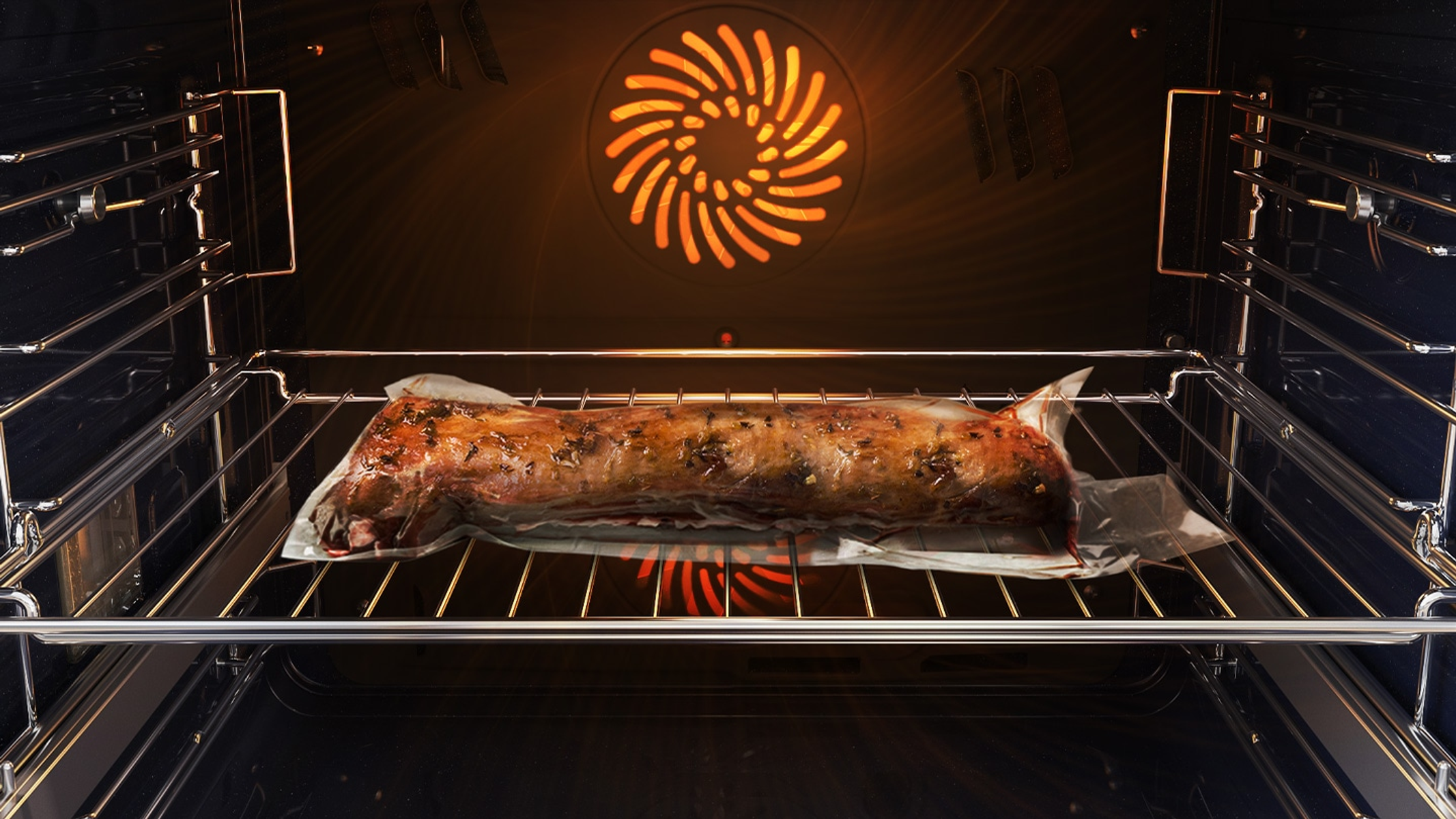 Dentro de un horno, un pastel de carne cocido en una bolsa transparente sobre una rejilla.
